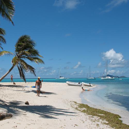 schipper op strand